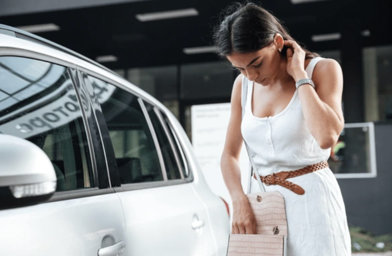 Mujer busca llaves de su auto y no puede encontrarlas